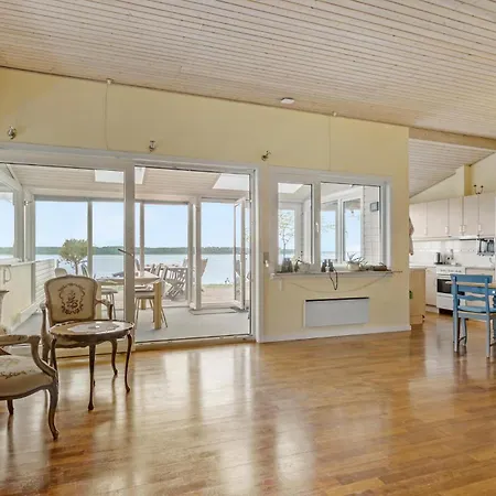 Gorgeous In With Kitchen Holiday home