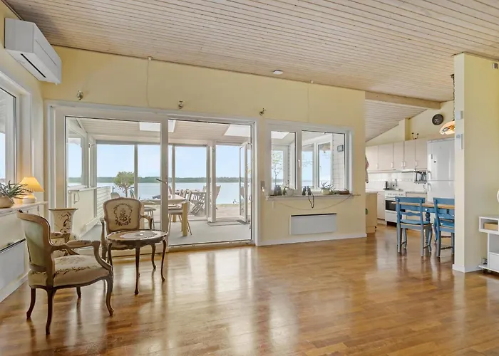 Gorgeous In With Kitchen Semesterbostad